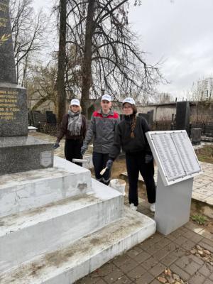 Молодёжь ОАО «Ольса» привела в порядок памятник Жертвам фашизма