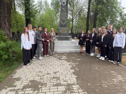 Молодежь ОАО «Ольса» возложили цветы к памятнику Жертвам фашизма в честь Дня Победы
